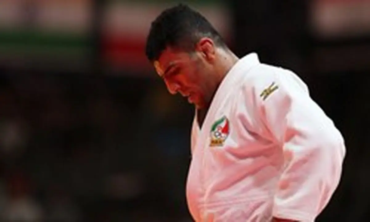 داوران طبق قانون فدراسیون جهانی به ملایی اخطار دادند/ داور وسط گذشت کرد، اما مدیریت داوری قبول نکرد