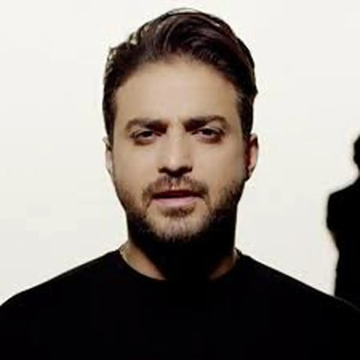 موزیک ویدئو "من هستم" با صدای بابک جهانبخش