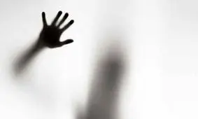 تتو ۱۲ متجاوز روی بدن دختر ۱۷ ساله با چاقو