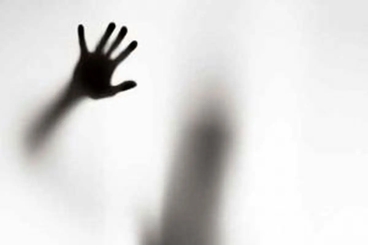 تتو ۱۲ متجاوز روی بدن دختر ۱۷ ساله با چاقو