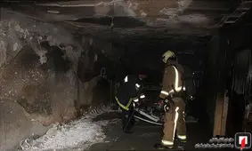 دو خودرو در پارگینک خانه در تهران زغال شدند