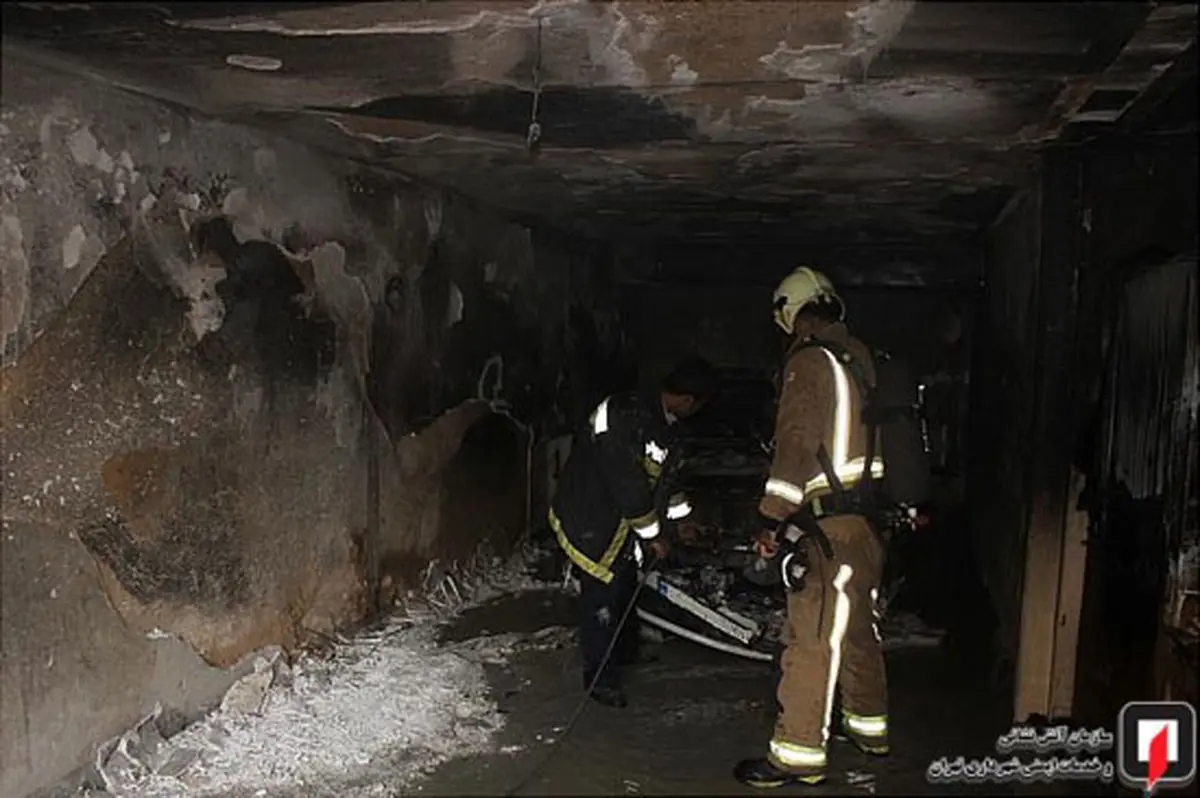 دو خودرو در پارگینک خانه در تهران زغال شدند