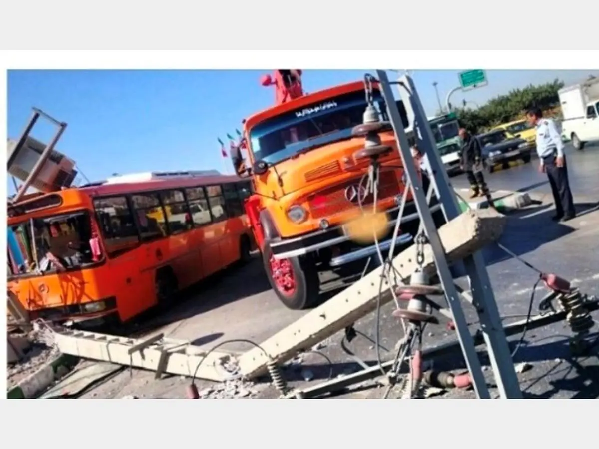 تصادف خونین اتوبوس با تیر چراغ برق
