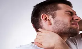 ۷ عامل دور از ذهن که گردن دردی شدید را برایتان به ارمغان می‌آورند!