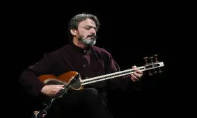 حسین علیزاده: دست کسانی را که در خیابان ساز بزنند و بخوانند می‌فشارم