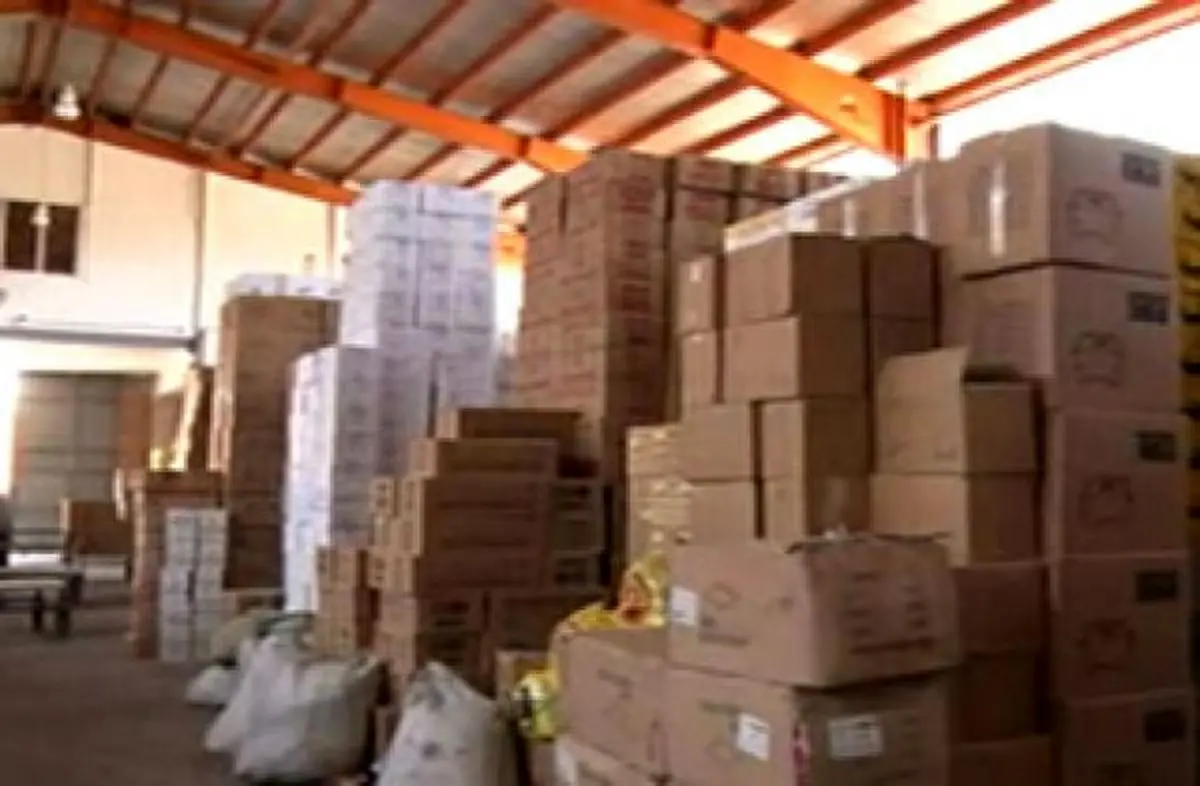 کشف انبار احتکار کاغذ و نوشت افزار در مشهد + فیلم