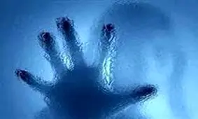 تعرض گروهی دانش آموزان به همکلاسی ۱۵ ساله خود