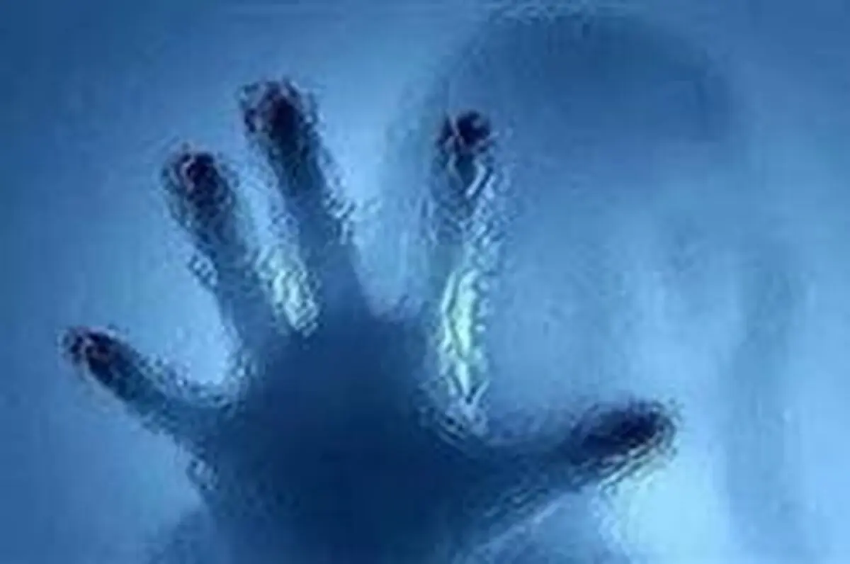تعرض گروهی دانش آموزان به همکلاسی ۱۵ ساله خود