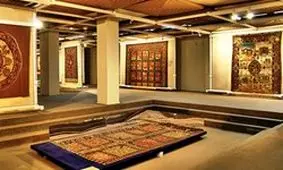 در بحث موزه از استانداردهای دنیا دور هستیم