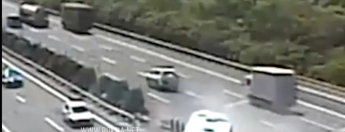 خودروی لوکس در بزرگراه زیر اتوبوس رفت و له شد