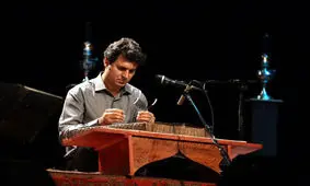 سیامک آقایی «یورش» را در تالار اندیشه روی صحنه برد