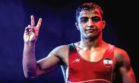 نقره جهان بر گردن احمد محمدنژاد جوان کشتی گیر مشهدی
