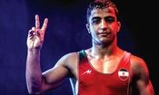 نقره جهان بر گردن احمد محمدنژاد جوان کشتی گیر مشهدی
