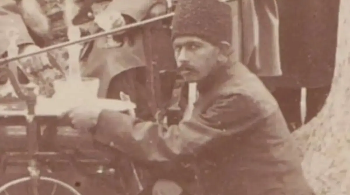 سفر در زمان؛ ناصرالدین شاه سوار بر سه‌چرخه در حال خوردن شربت در حیاط کاخ گلستان 