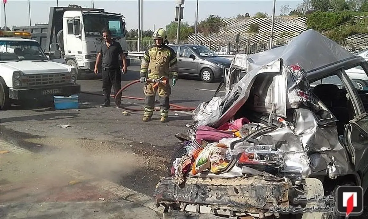 گرفتار شدن اعضای یک خانواده در پراید له شده