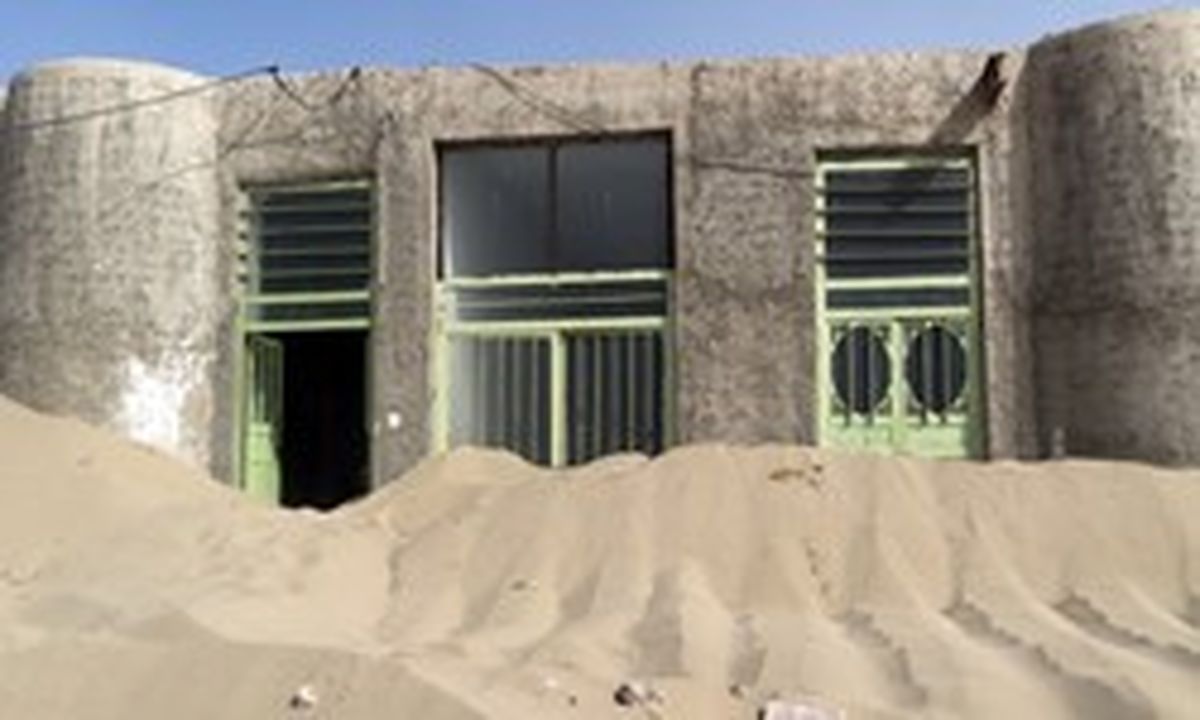 طوفان شن خانههای سیستان را بلعیده است+تصاویر