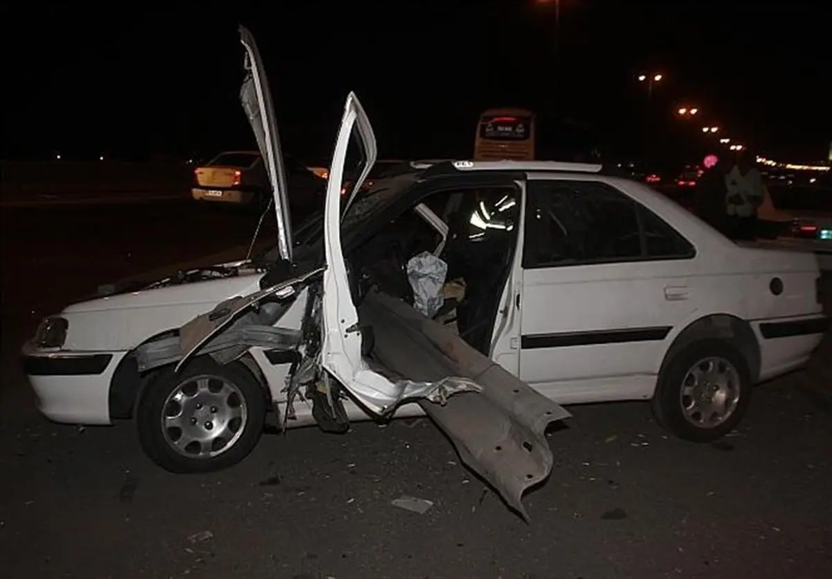 حبس راننده پژو پارس پس از ورود گاردریل به اتاقک خودرو + تصاویر