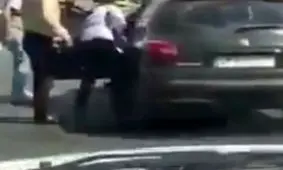 خشونت مامور پلیس راهور تهران در کتک زدن یک راننده! + فیلم کامل