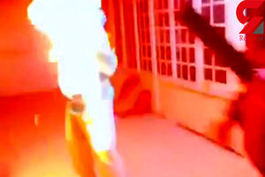 فیلم /کمدین معروف یک جوان را در برنامه زنده به آتش کشید