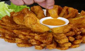 طرز تهیه پیاز پنیری سوخاری به شکل گل + ویدئو