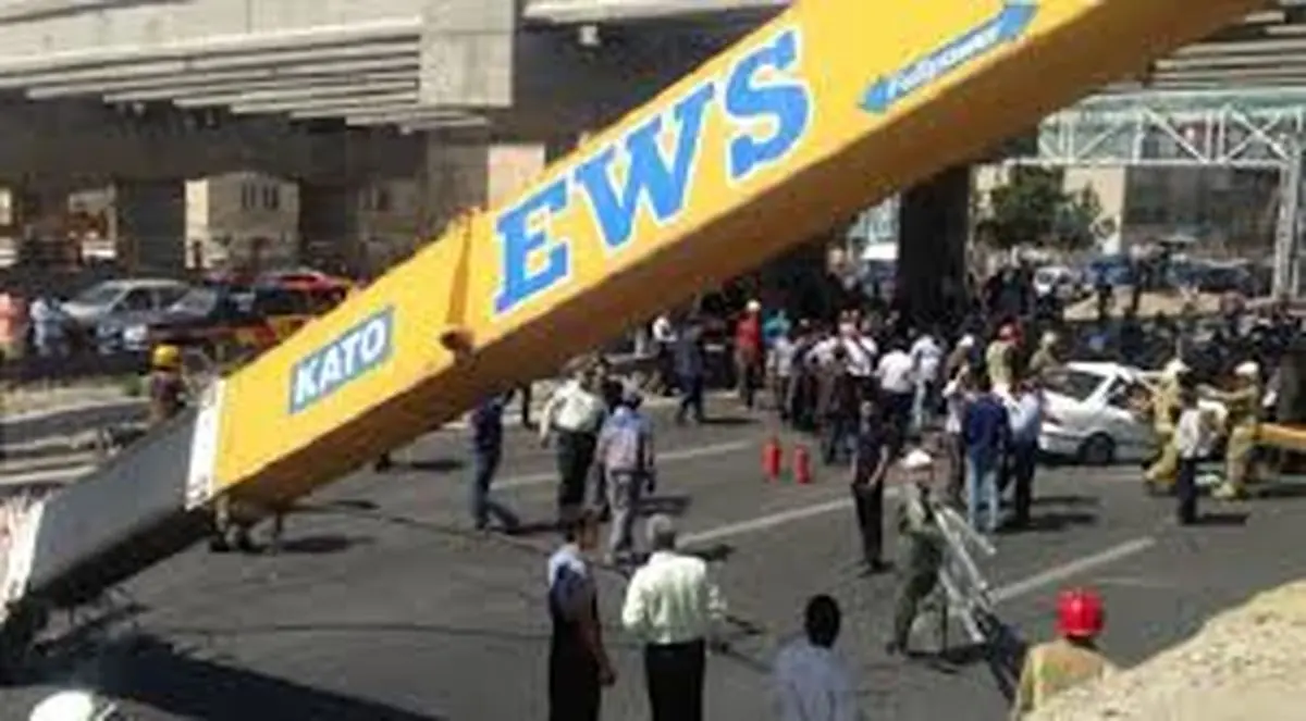 سقوط جرثقیل در اتوبان آزادگان دو مصدوم برجای گذاشت