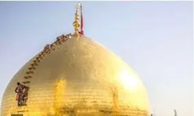 غبارروبی گنبد حرم امام حسین(ع) در آستانه محرم+ عکس
