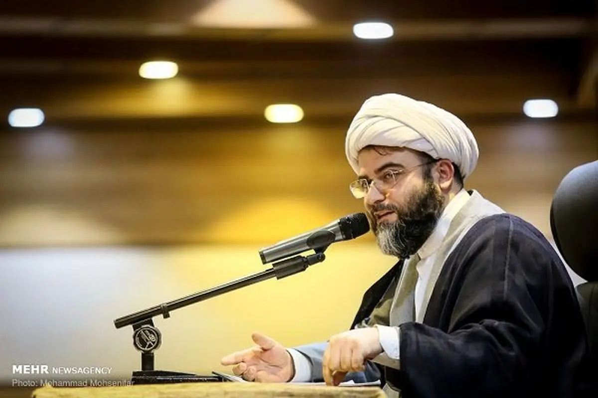 حوزه باید درگیرحل مسئله های واقعی مردم شود/طلاب بسیجی خواهیم ساخت