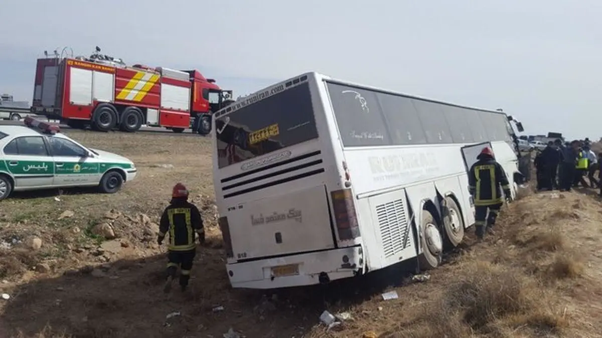 58 مصدوم در پی واژگونی اتوبوس در محور دامغان