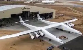 آشنایی با غول پیکرترین هواپیمای جهان که از عرض زمین فوتبال هم بزرگ‌تر است! + فیلم