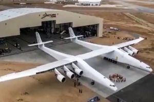 آشنایی با غول پیکرترین هواپیمای جهان که از عرض زمین فوتبال هم بزرگ‌تر است! + فیلم
