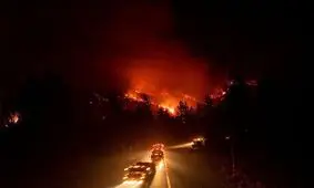 آتش‌سوزی کالیفرنیا، جاده‌های بین‌ایالتی را مسدود کرد