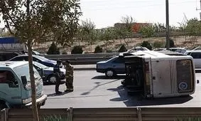 واژگونی مینی‌‌بوس در بزرگراه آزادگان + تصاویر