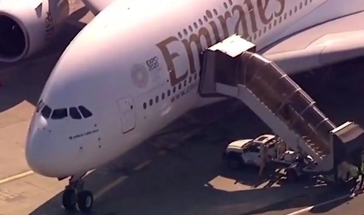 جزئیات بیماری مرموز مسافران پرواز دوبی / 100 مسافر در قرنطینه قرار گرفتند + فیلم