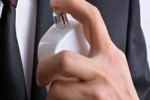 لکه عطر و دئودرانت چگونه از لباس پاک می شود ؟ + 10 روش