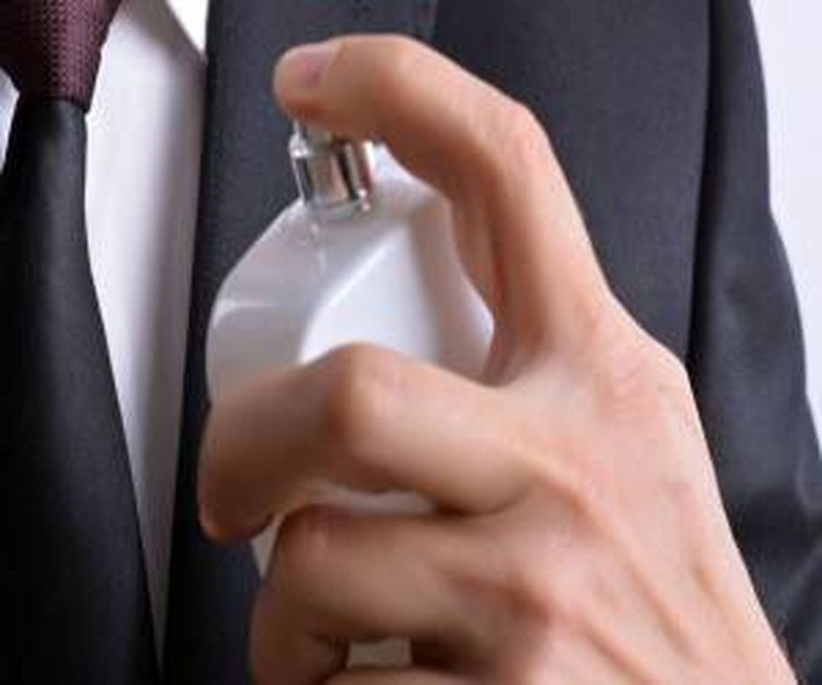لکه عطر و دئودرانت چگونه از لباس پاک می شود ؟ + 10 روش