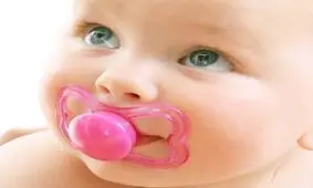 فواید و مضرات پستانک برای نوزاد