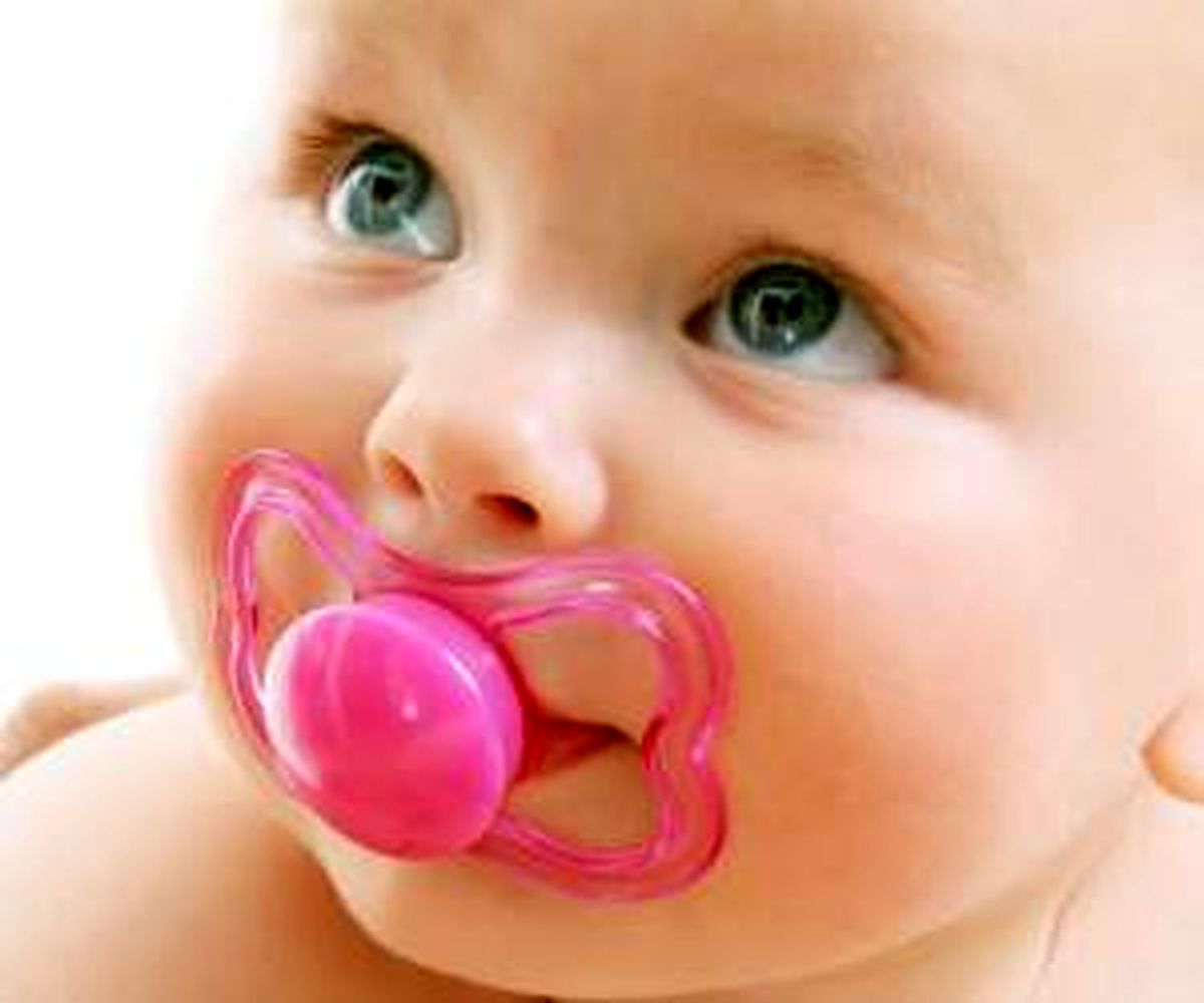 فواید و مضرات پستانک برای نوزاد