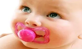 فواید و مضرات پستانک برای نوزاد