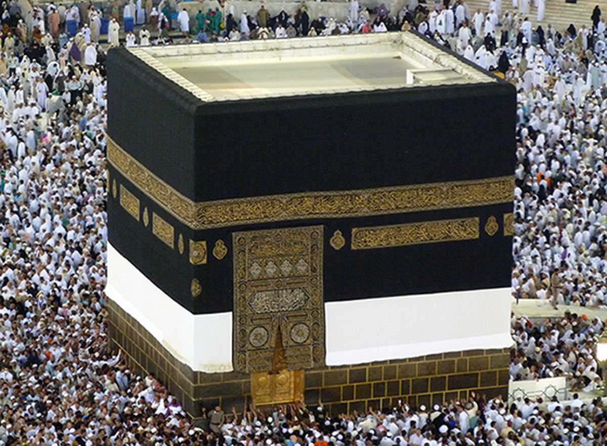 چرا پرودگار خانه کعبه را در سرزمینی بیآب و علف و خشک قرار دادند؟