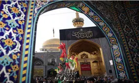 پرچم سیاه بر فرار گنبد رضوی برافراشته می شود