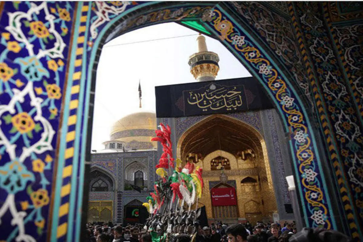 پرچم سیاه بر فرار گنبد رضوی برافراشته می شود