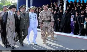 اهداء نشان درجه 1 فتح به امیر دریادار حبیب‌الله سیاری از سوی فرمانده معظم کل قوا