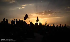 آیین سنتی پرچم زنی محرم در نوش آباد برگزار شد