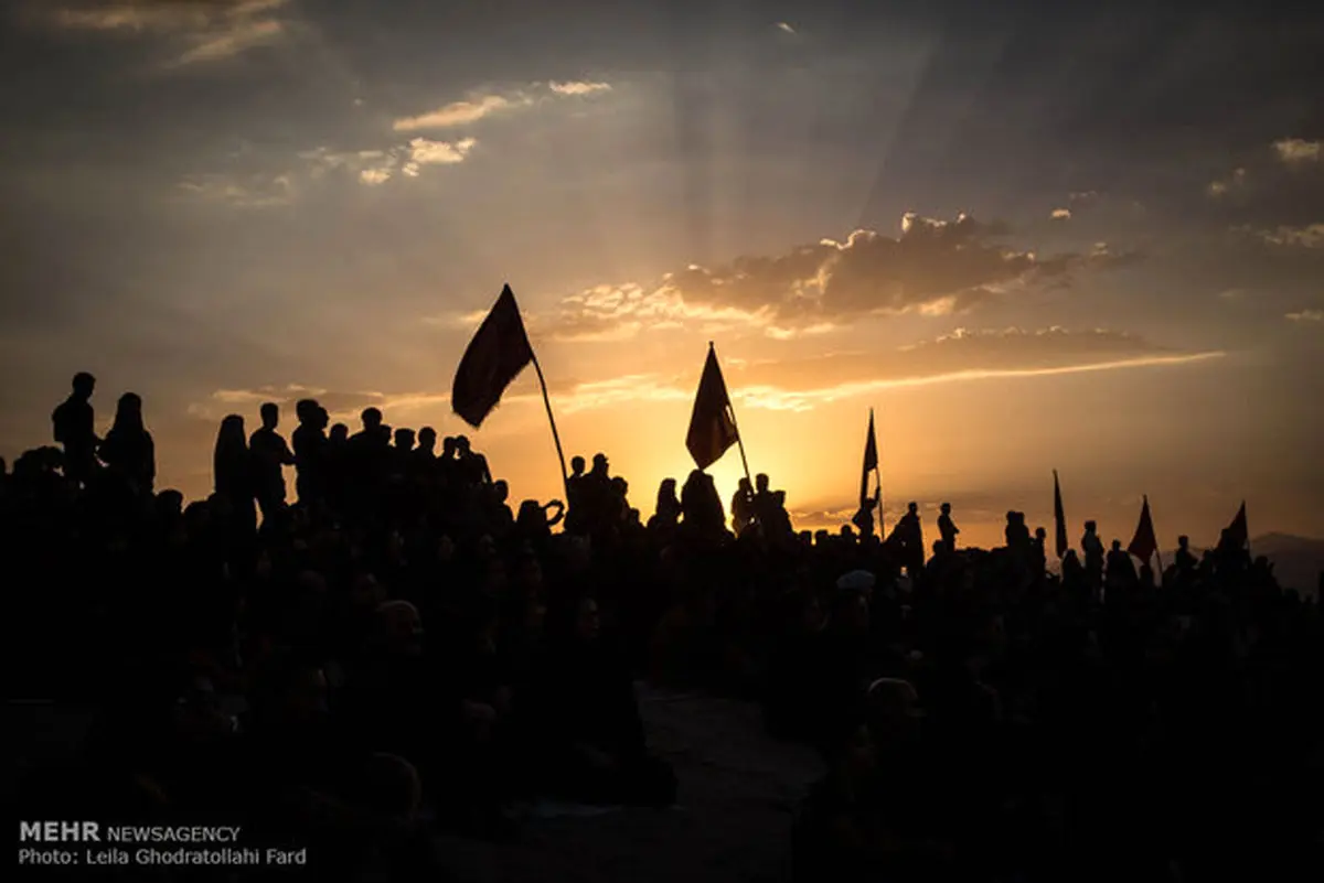 آیین سنتی پرچم زنی محرم در نوش آباد برگزار شد