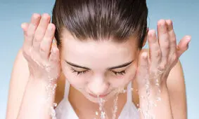 خانم هایی که پوست چرب دارند هرگز این کارها را نکنند