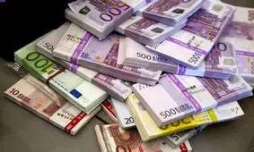 تداوم عرضه ارز مسافرتی در شعب منتخب بانکی/یورو ۱۰۰۰تومان ارزان شد
