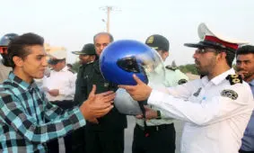 موتورسواران قانون مند تاکستانی کلاه ایمنی هدیه گرفتند