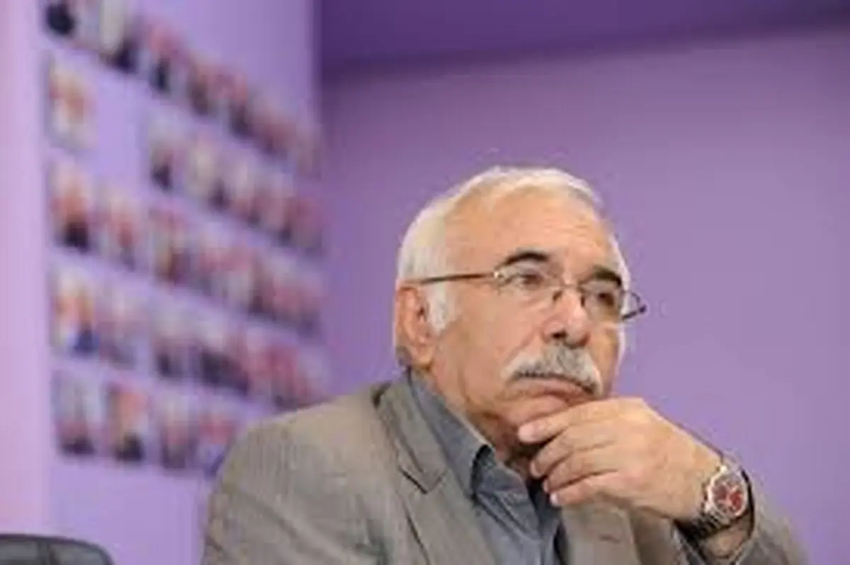 انتقاد تند از ترانه‌های سخیف خوانندگان جوان پاپ: واقعا به اینها که می‌خوانید، می‌گویید "شعر"؟!
