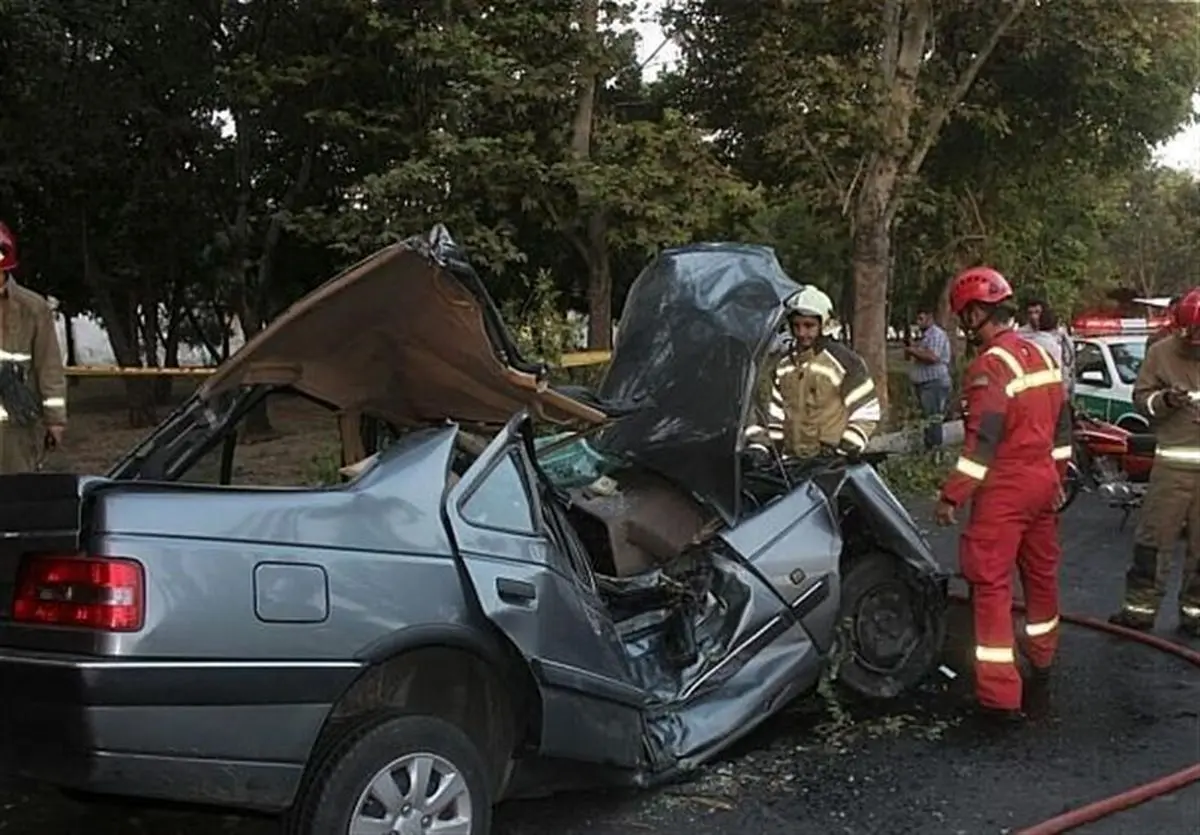 مرگ تلخ راننده پژو ۴۰۵ در میان آهن‌پاره‌های خودرو + تصاویر