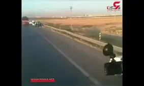 فرار قاچاقچیان از دست پلیس با ترفند میخ پاشیدن در اتوبان قزوین + فیلم